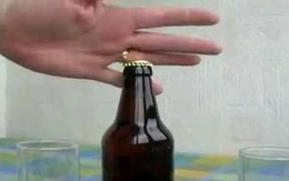Dùng nhẫn vàng mở nắp chai bia